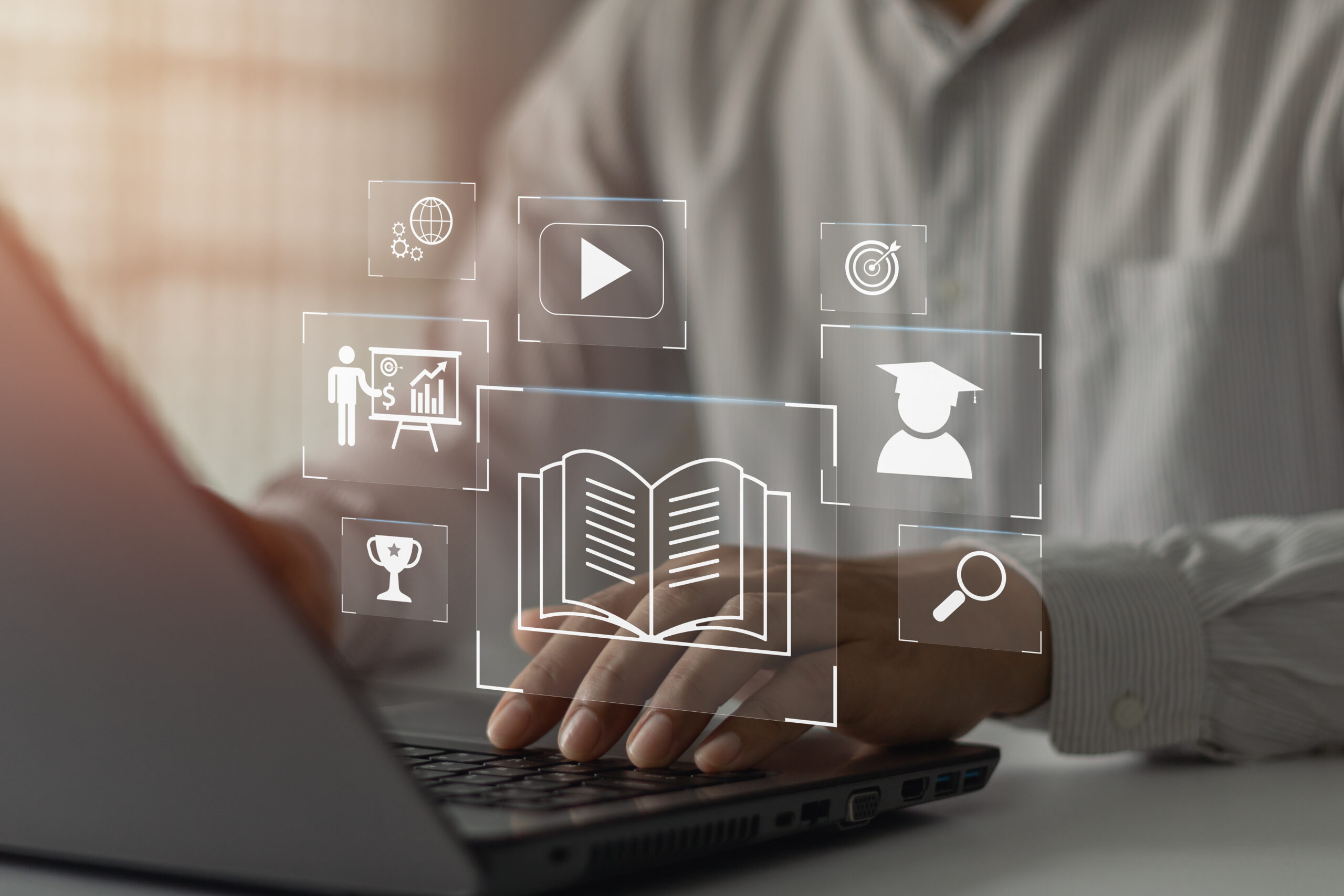 laptop met iconen studiemateriaal